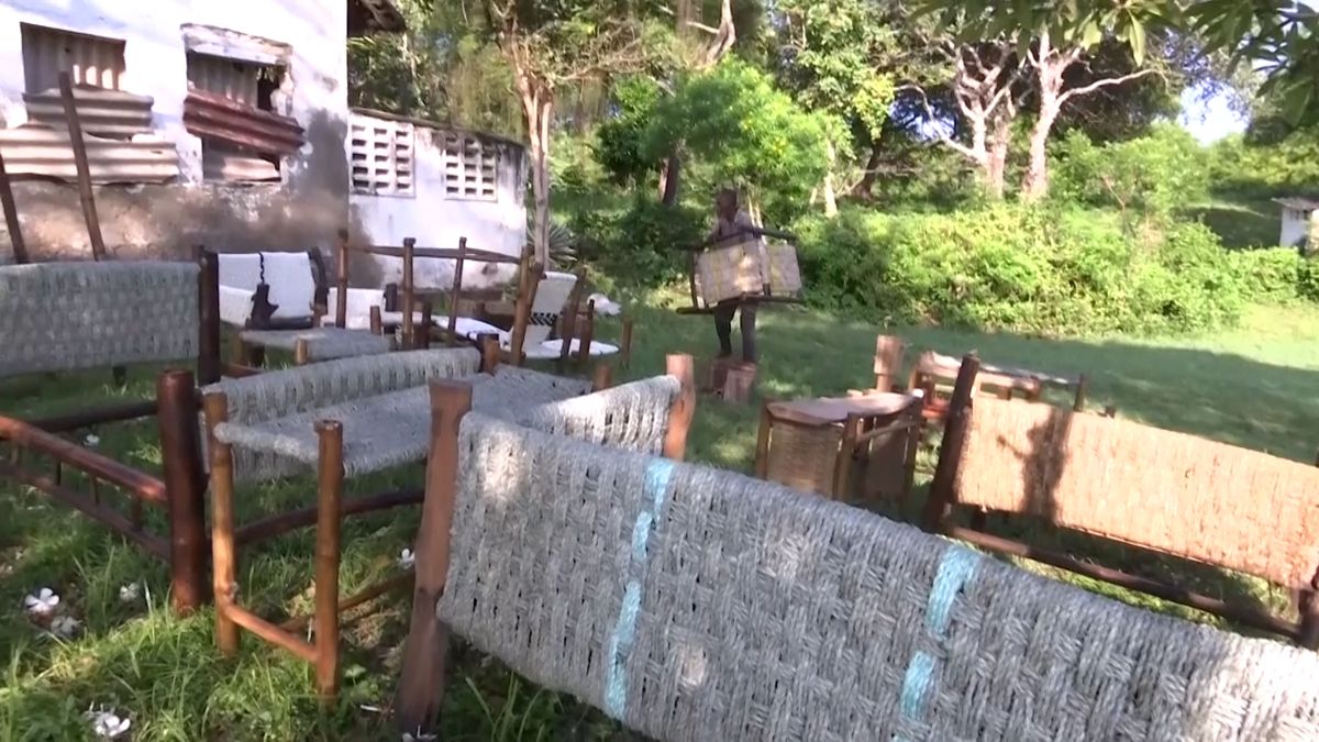 Keňan vyrábí nábytek z toho, co vyvrhne moře